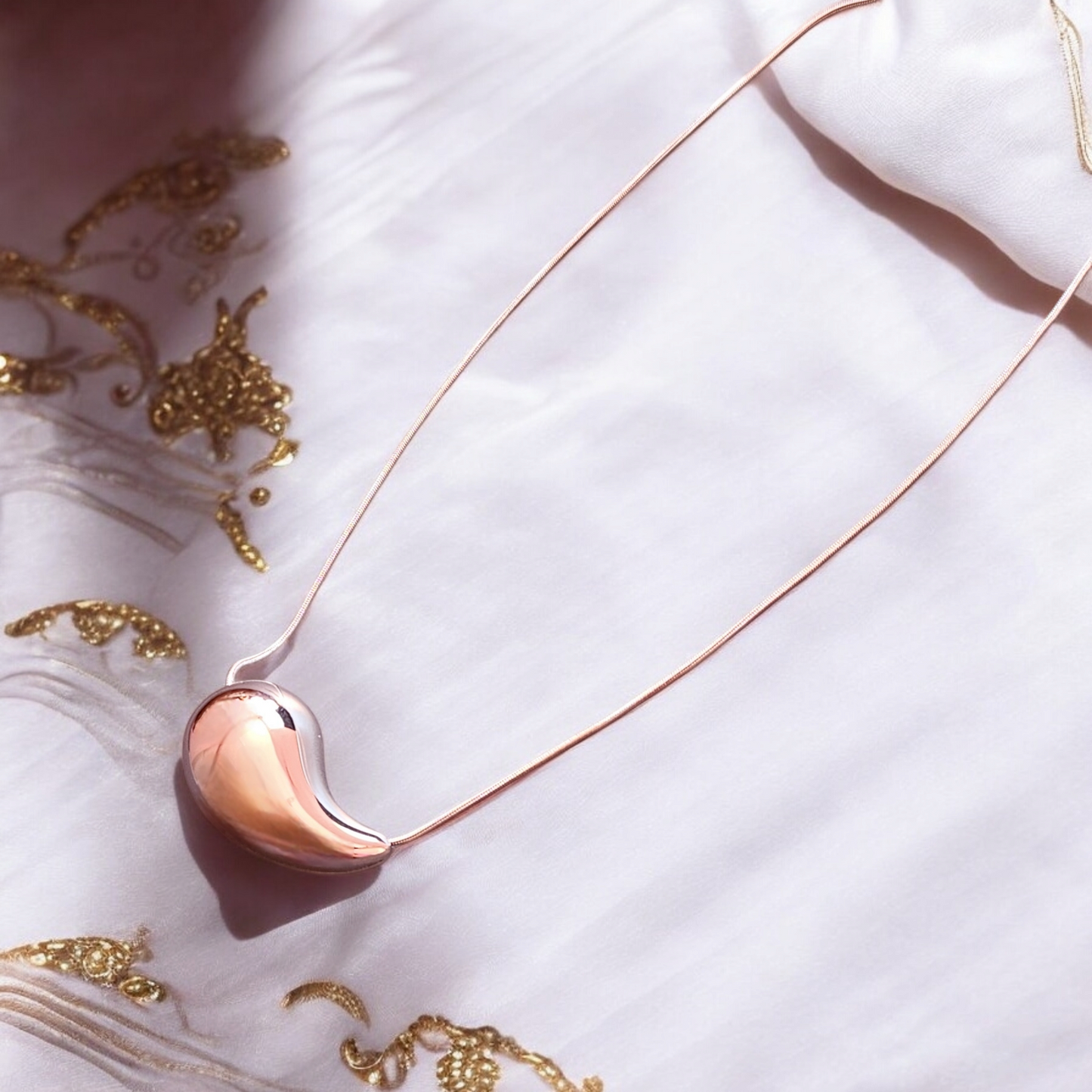 Collar Abigail Gota Acostada