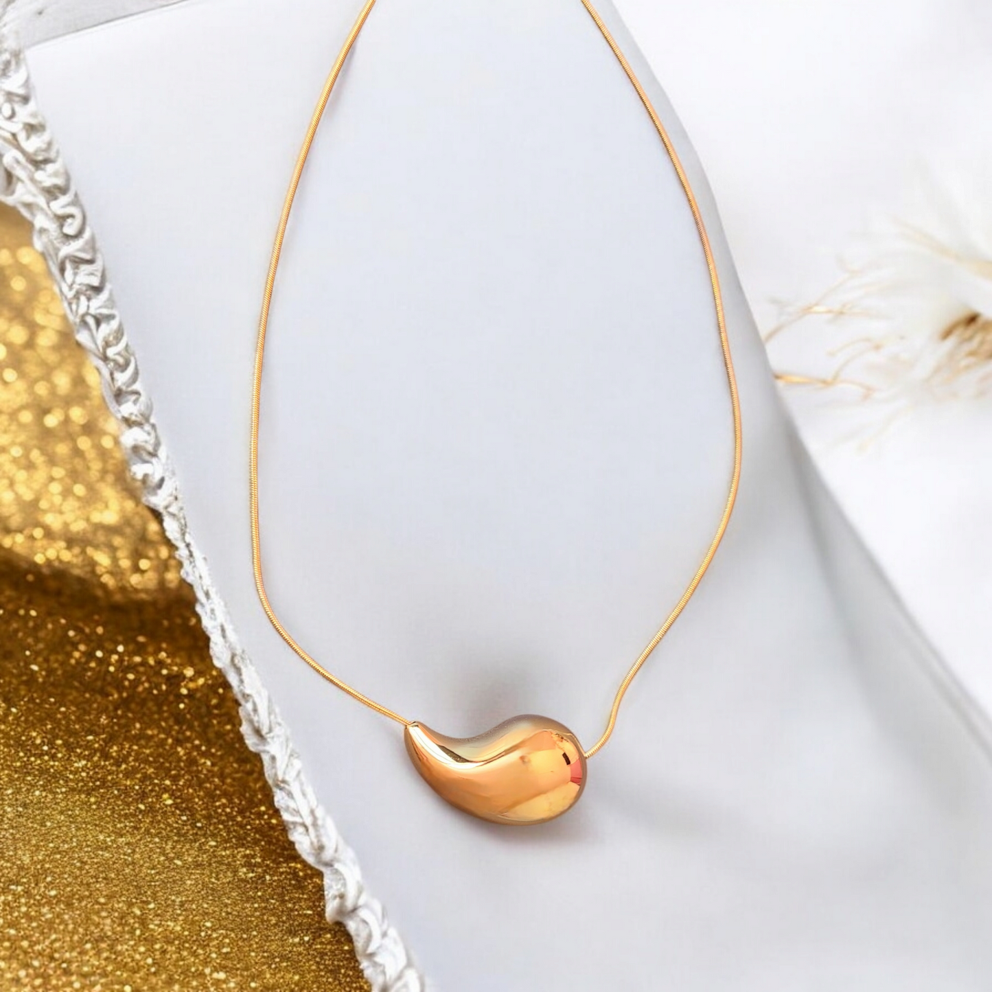 Collar Abigail Gota Acostada