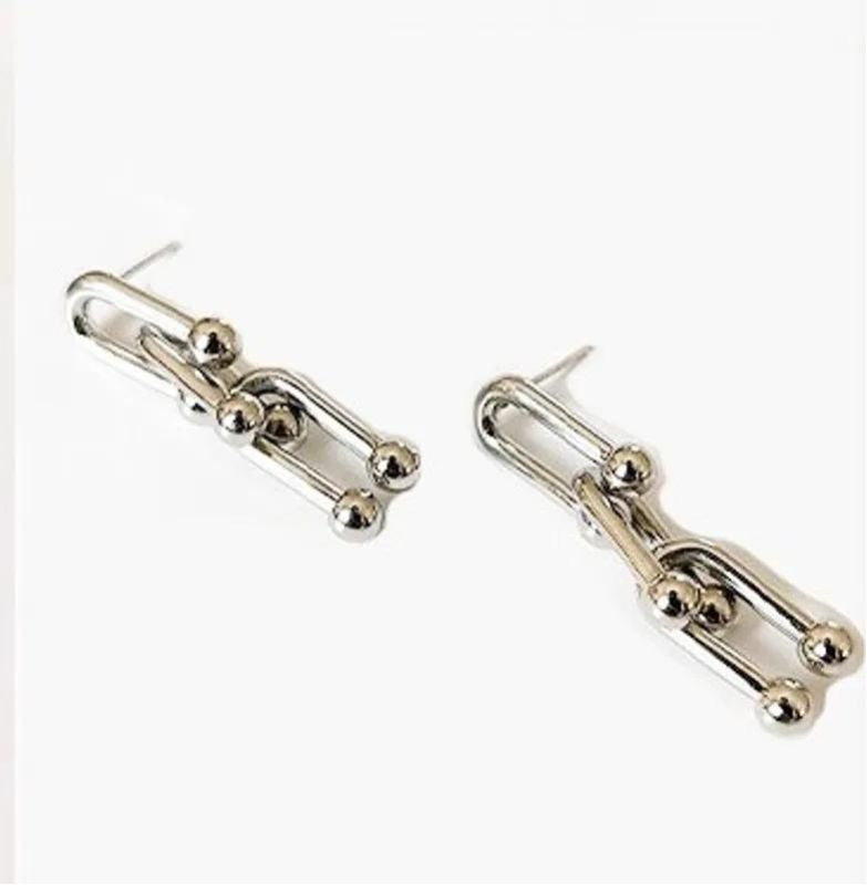 Aretes Clara Doble U